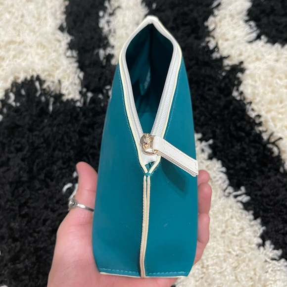 Brand New La Mer Top-Zip Cosmetic Bag/Make-up Case In Green 8.5” X 3” - Picture 4 of 6